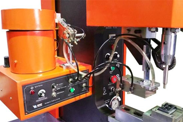 自動(dòng)送料鉚接機(jī)不僅安裝方便且提高生產(chǎn)效率! 圖1